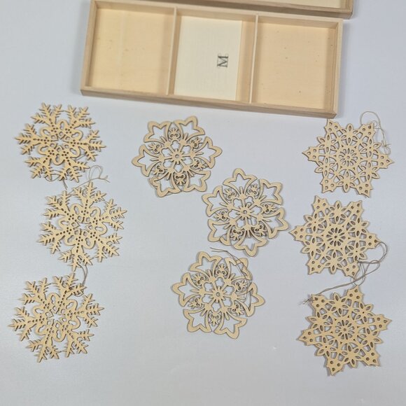 Metropolitan Museum of Art NY Wood Snowflake Ornament Set of 9 in Original Box - Picture 5 of 5